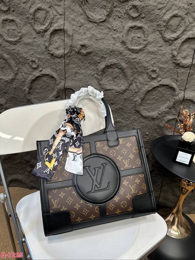 Lv 中古老花托特包 给人第一眼就很高级 说不出来的魅力 出街日常搭配首选 尺寸：33.27Cm