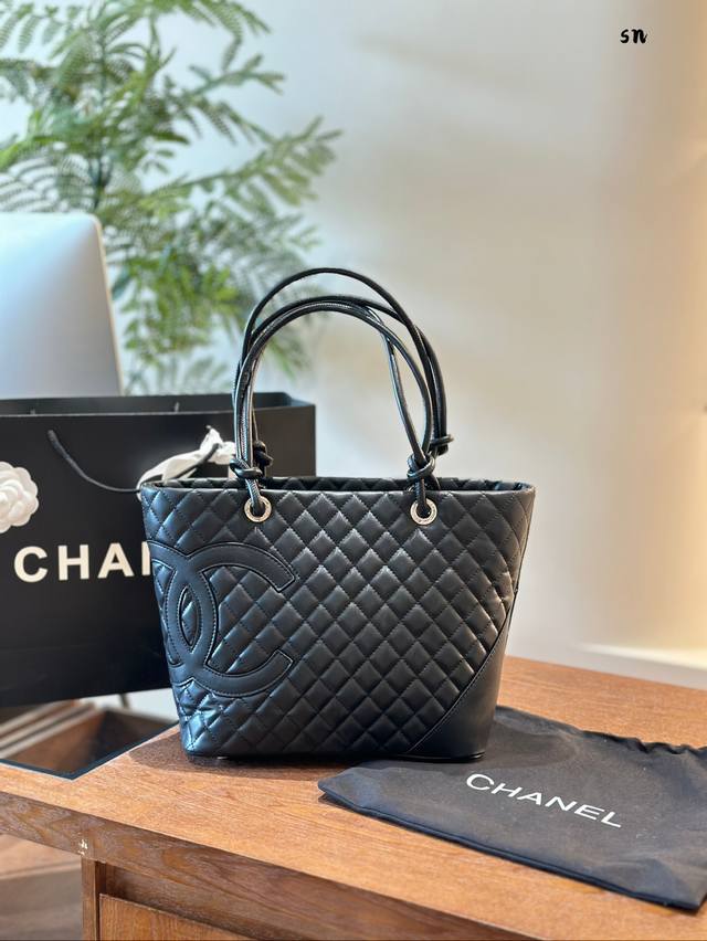 Chanel康鹏托特 低调有 内涵的allblack Tote 实打实的人 气款来喽围 .,超实用的大号托特，牛皮的材质超级耐用的四 简约大 气的纯色菱格纹真的