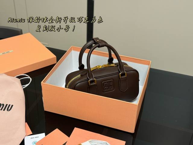 升级版配盒 Size：23*11Cm Miumiu保龄球 公文包 包包甜度刚好！ 很难不爱啊啊！ 可手拎也可斜挎 绝对不是小废包哦容量足足的~~ 出场就是miu