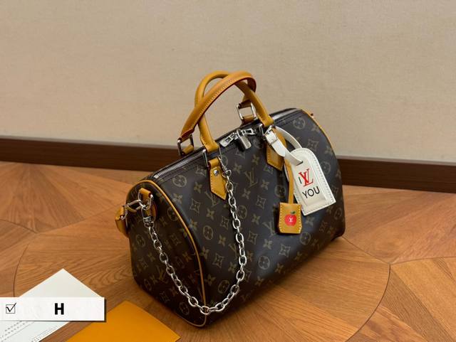 尺寸：30Cm Lv Keepall 新品枕头包 原版配牛皮 简直长在我的心头。 男女同款！！！！ 男盆友的新包