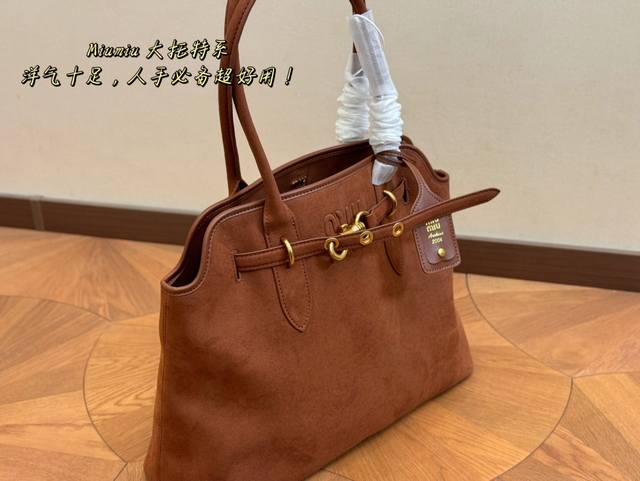 Size：41.31Cm Miumiu 中古托特包包， 特别喜欢这个的设计！ Miumiu的坑真的好仙女好好看！ 真的很有质感！ 可斜挎可手拿可单肩， 日常约会