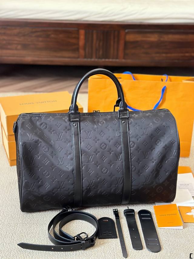 帆布 超酷中lv Keepall老花旅行袋 Lvkeepall 出差旅行最常用的一只包 这是超酷的一只包 可以做健身包，也可做旅行袋 容量超级感人非常的实用 出