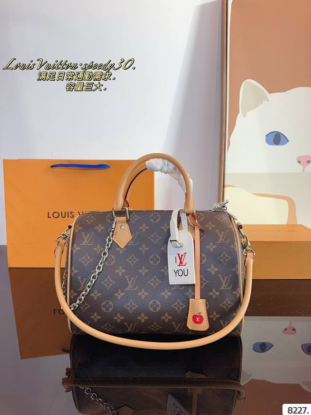 Lv X Nigo Keepall 30.枕头包 手袋是一款理想的都市手袋。 标志性的造型与经典的 Monogram 帆布，加之多种携带方式和奢华的天然牛皮饰边