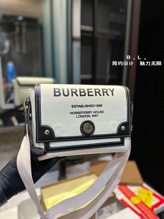 礼盒包装 Burberry ”斜挎包 巴宝莉换上帆布材质后看起来更轻松自在 正面印有 Burberry England 涂鸦徽标 醒目而直白 立马就有了感觉 B