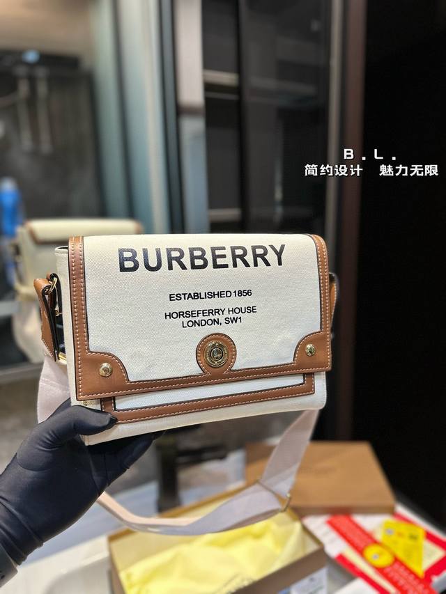 礼盒包装 Burberry ”斜挎包 巴宝莉换上帆布材质后看起来更轻松自在 正面印有 Burberry England 涂鸦徽标 醒目而直白 立马就有了感觉 B