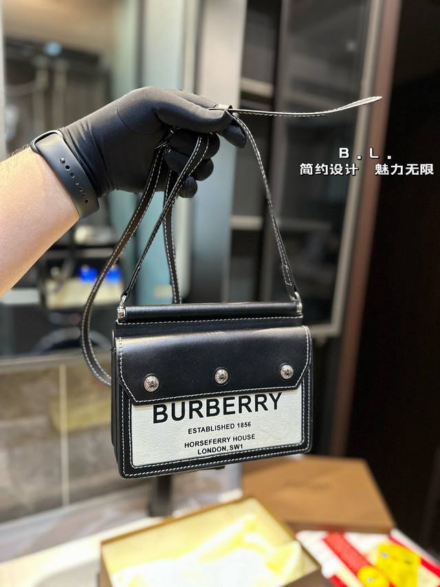 礼盒包装 Burberry ”斜挎包 巴宝莉换上帆布材质后看起来更轻松自在 正面印有 Burberry England 涂鸦徽标 醒目而直白 立马就有了感觉 B