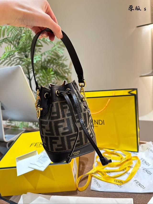 配盒 Size：12.5*18Cm 热门必备单品 Fendi 水桶包 高品质 原版细节五金 配置长肩带！ 完全不挑穿搭的fendi老花mini水桶包！ 容量颜值