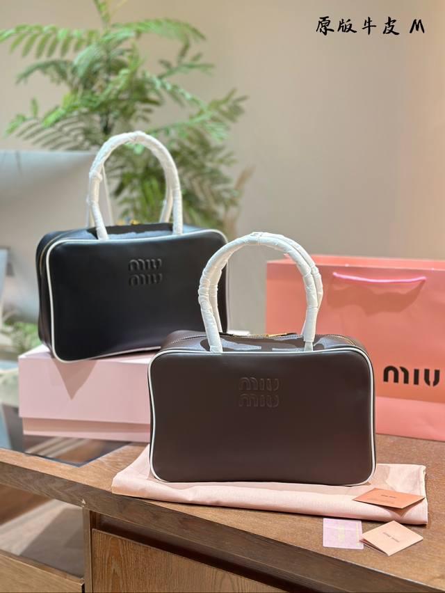 Miumiu高级感美包子 超少女超百搭期 柔软轮廓与温润不饱和色调好能俘获人心哇~每一处线条都流露出精致工艺~甜美中带着-丝浪漫气息围圖无论是随性搭配还是精心穿