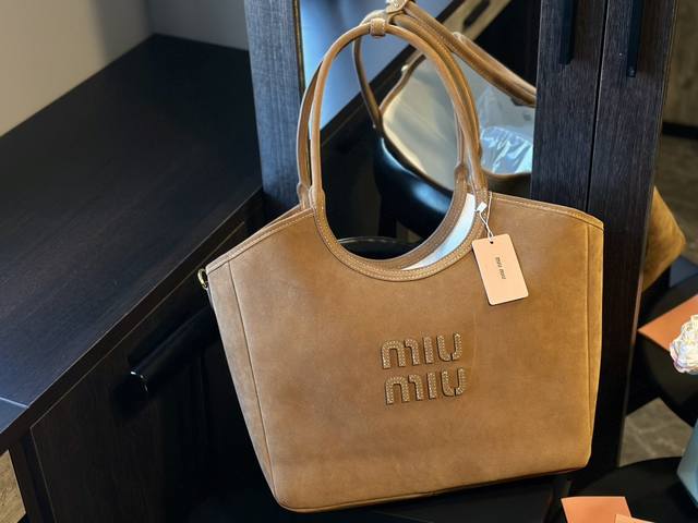 麂皮 飞机盒包装 Size：32Cm Miumiu新款托特tote 今年的风刮的太猛了 老多爆款了！ 这款的版型也太好看了吧！ Miumiu秋冬一色 秋冬季羊羔