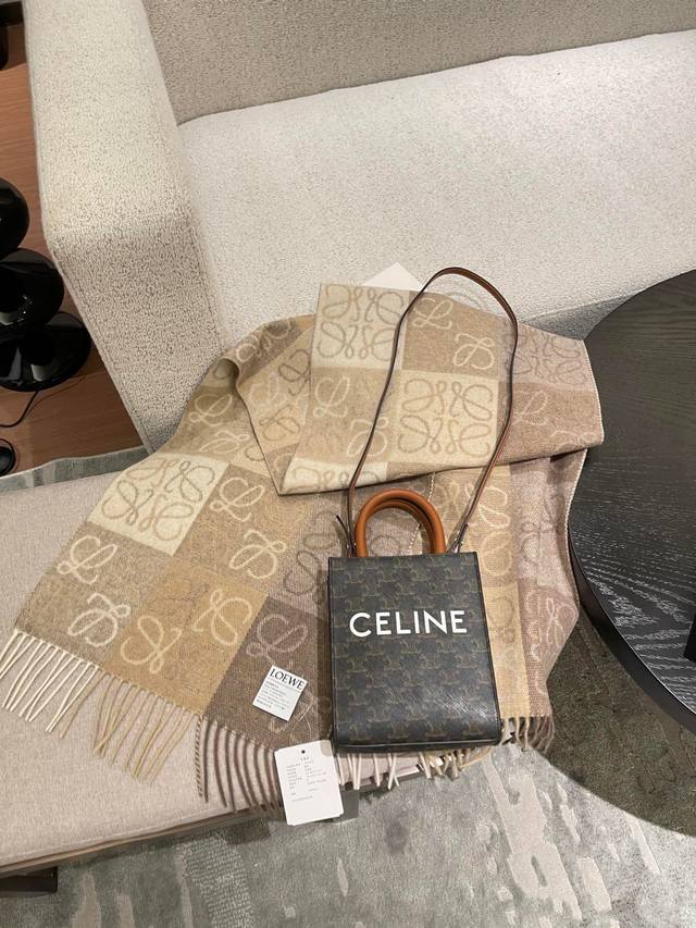 琴谱 折叠礼盒 围巾 礼盒+5 Celine 琴谱 Mini 托特包 手拎和单肩都很好看有腔调！老花搭配任何衣服都非常百搭，四季可用，让你可甜可盐，今年的老花风