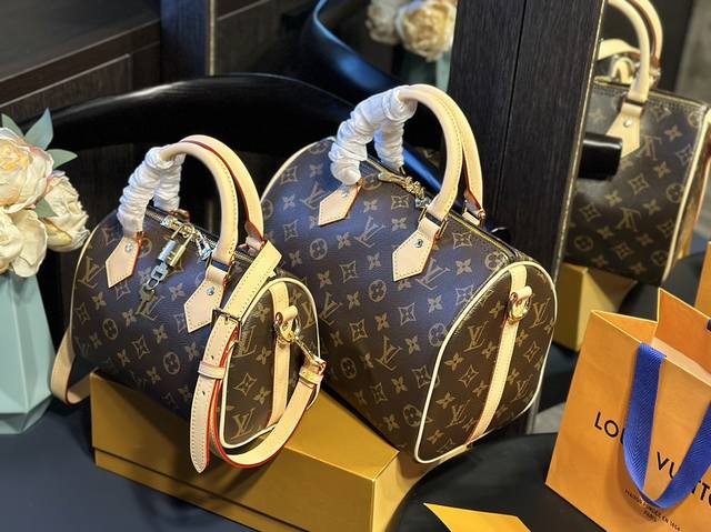 变色皮 折叠礼盒 Lv Speedy 枕头包 Lv Speedy 这款retiro 手袋以标志性 经典永恒。优雅低调的外形设计和宽敞的包身更加入了实用性 20C