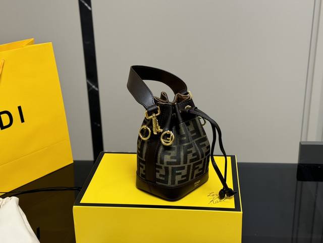 配折叠盒 Size ：14*19Cm Fendi 小可爱！ 芬迪水桶包经典！经典！