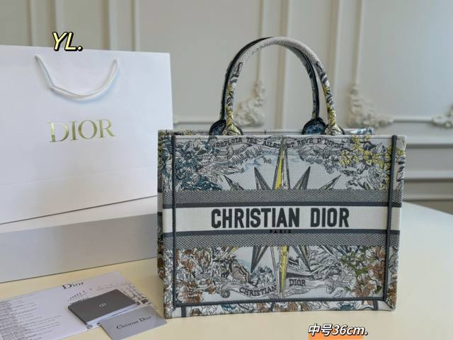 中号 折叠盒丝巾 Size：36×27中号 Dior 迪奥帆布刺绣印花托特包 让人欲罢不能的复古高级感！ 经典的老花刺绣，标志性的字母， 时尚百搭又满满的复古气