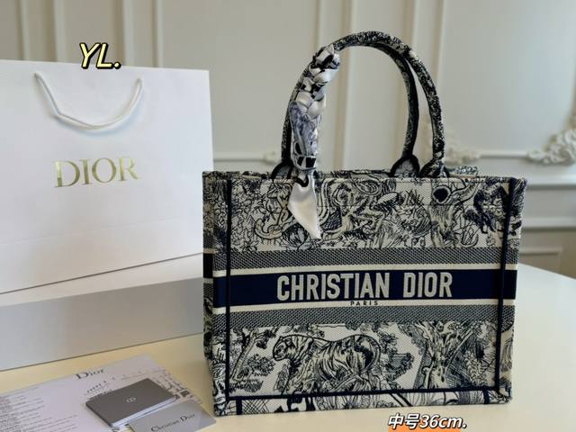 中号 折叠盒丝巾 Size：36×27中号 Dior 迪奥帆布刺绣印花托特包 让人欲罢不能的复古高级感！ 经典的老花刺绣，标志性的字母， 时尚百搭又满满的复古气