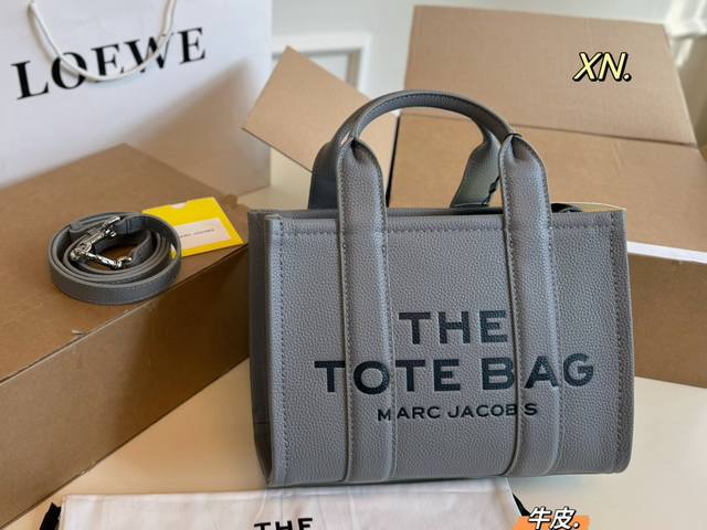 牛皮 飞机盒 Size:27×21 Marc Jacobs 马克雅克布新品托特包 细腻得牛皮材质 乐观的容量～ 既能装得下娱乐，又能容得下工作 配长肩带，斜挎手