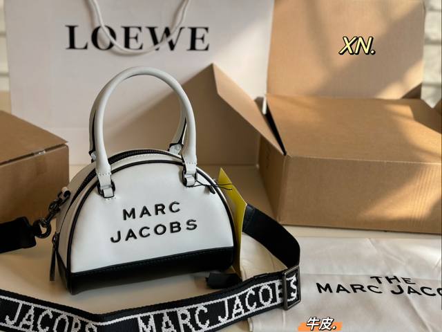 牛皮 飞机盒 Size:18×13 Marc Jacobs 马克雅克布新品保龄球贝壳包 牛皮材质，小巧精致流线的设计 复古的包型，优雅中带点随性～ 标志性字母l