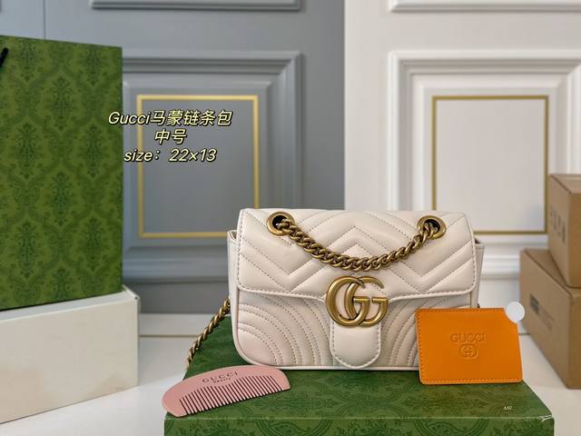 中号22Cm 折叠盒飞机盒 Size：22×13 Gucci 古驰gg Marmont 迷你马蒙链条包 以双g标识作为点睛之笔 包内配有镜子梳子 多种背法，给造