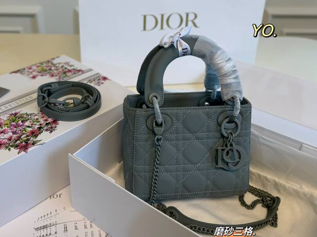 三格 折叠盒 Size:17×14三格 Dior 迪奥新款四格哑光磨砂戴妃包 以藤格纹缉面线打造醒目的绗缝细节， 多色选，时髦典雅的设计经久不衰！ 手提，斜挎都