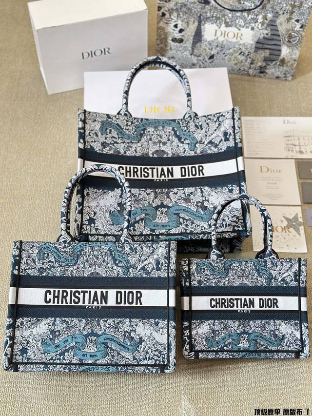 顶级原单 原版布 Dior Book Tote今年最喜欢的一款购物袋 Tote我用的次数最多的包，因为容量超级大，不管什么东西都向里面放，当然凹造型也是必须有的