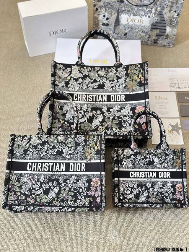 顶级原单 原版布 Dior Book Tote今年最喜欢的一款购物袋 Tote我用的次数最多的包，因为容量超级大，不管什么东西都向里面放，当然凹造型也是必须有的