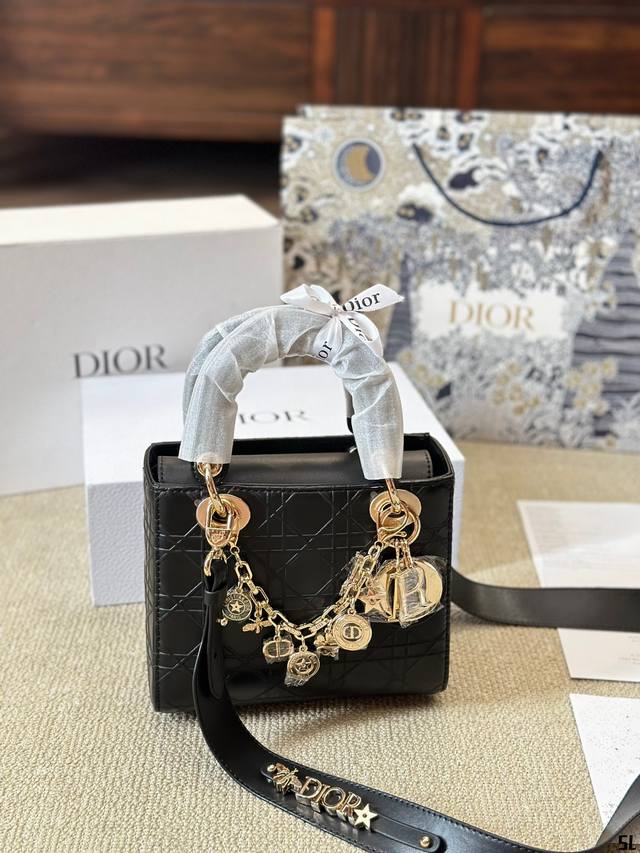 牛皮版本 Dior Winter24 Lady D家最具有代表性的包包,拥有众多的粉丝~D家 Lady D-Lite～诞生于20世纪90年代初,与戴安娜王妃有一