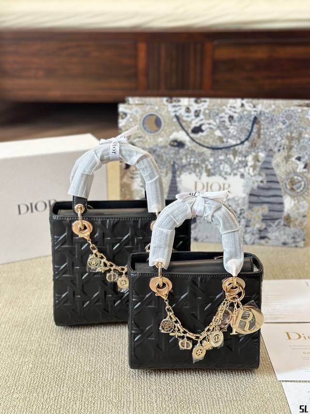 牛皮版本 Dior Winter24 Lady D家最具有代表性的包包,拥有众多的粉丝~D家 Lady D-Lite～诞生于20世纪90年代初,与戴安娜王妃有一