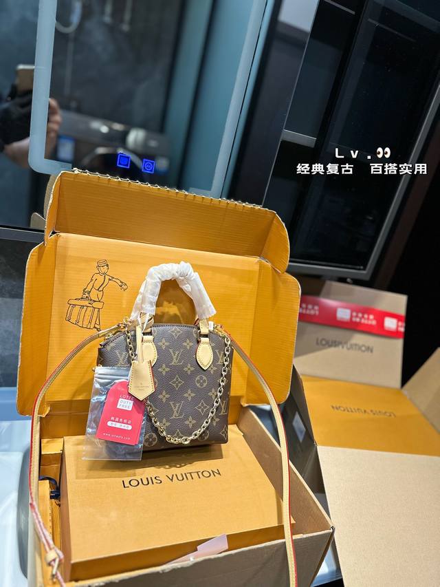 礼盒包装 Lv路易威登新款lockit Bb贝壳包 8月新款的老花真的又要火了 迷你小巧的容量 可调节肩带 带金属链条，带金属小挂件 复古小巧的样子真的很绝 S