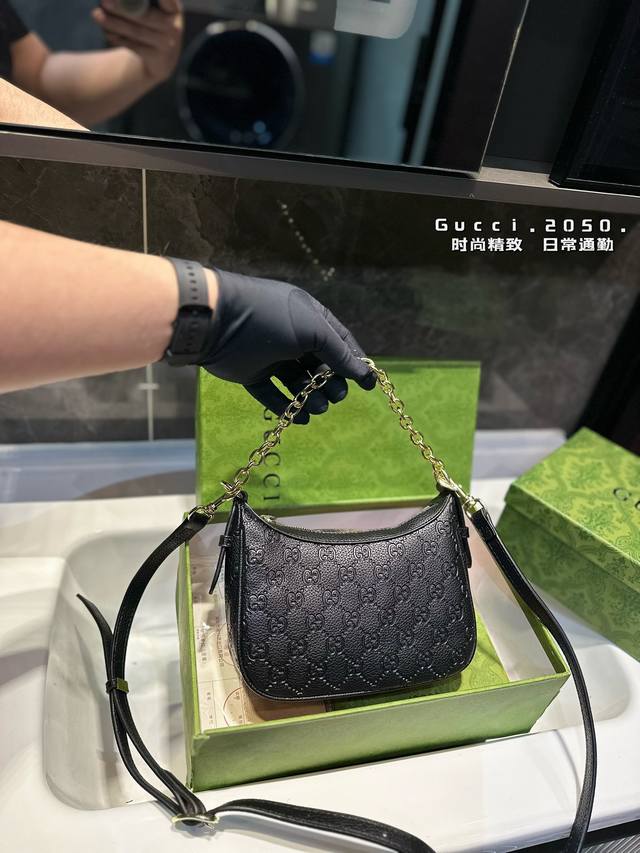 礼盒包装 Gucci Emblem最新皮款終於出了包包自重非常輕 手感軟軟的可以斜跨還可以腋下背喔 搭配多種造型半月包型好好看呀 尺寸21*12