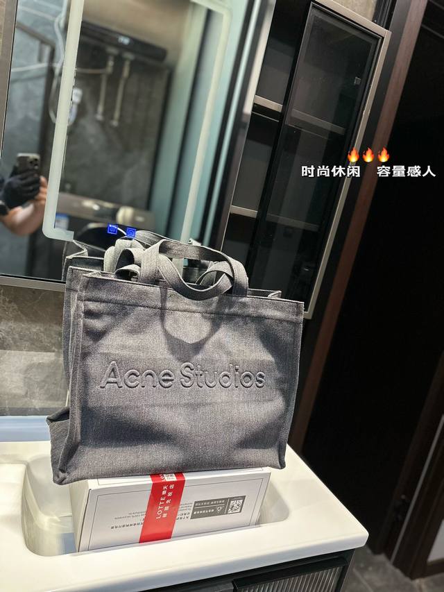 Acne Studios 牛仔购物袋登酷意即刻上 眼 ;大容量托特包，双面色彩渲染玩酷趣意，轻盈出行，自在切换盛夏型格。尺寸：46 36