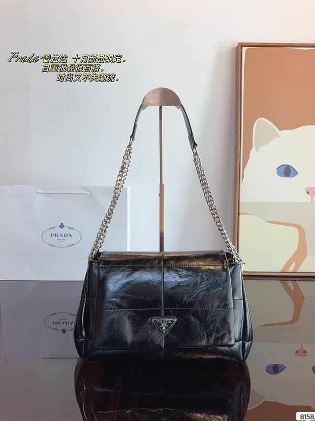 Prada 新款单肩链条包包包 垃圾袋原来这么好看！ Tote 真的太高级了吧 大小刚好很能装，自重轻，链条可调节随心所欲的高级感满满尺寸：29*11*9Cm