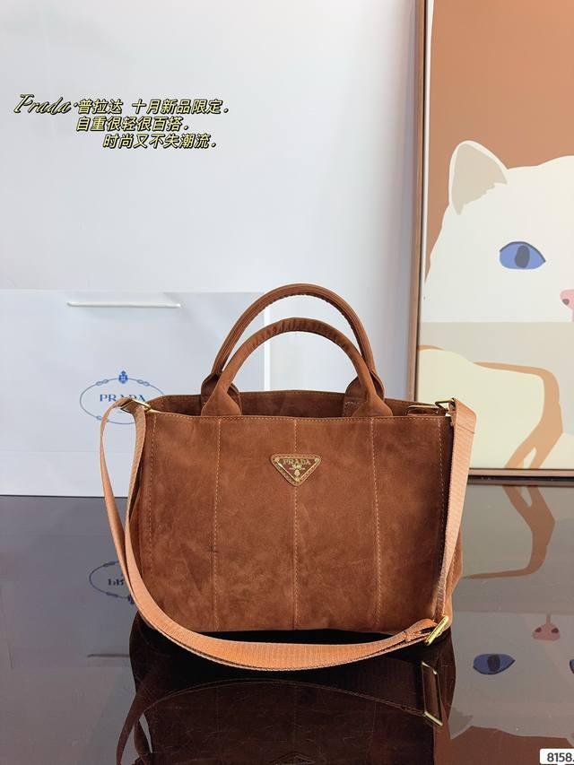 Prada 麂皮手提单肩包. 福气从这一枚三角标开始 大家常说时尚是个轮回，但prada的翻盖包和三角标却在这场轮回里常看常新。 新年的新包自然也是首选经典款，