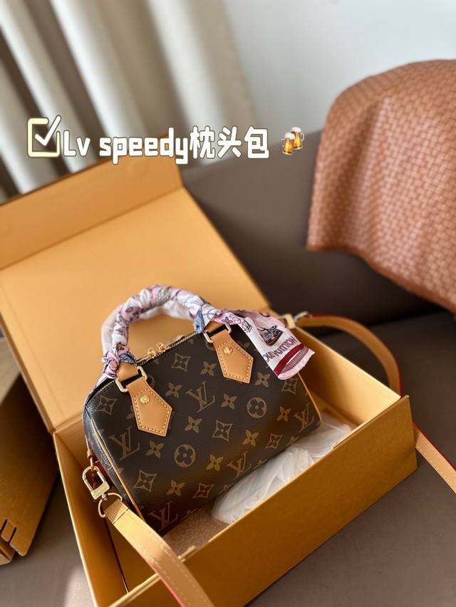 黄皮 配折叠盒飞机盒 钢五金 变码芯片 Lv Speedy枕头包 火遍全球的爆款机场大包 机车女神包 明星同款 贵气而充满活力的品牌设计风格 细致而不粗糙.用完