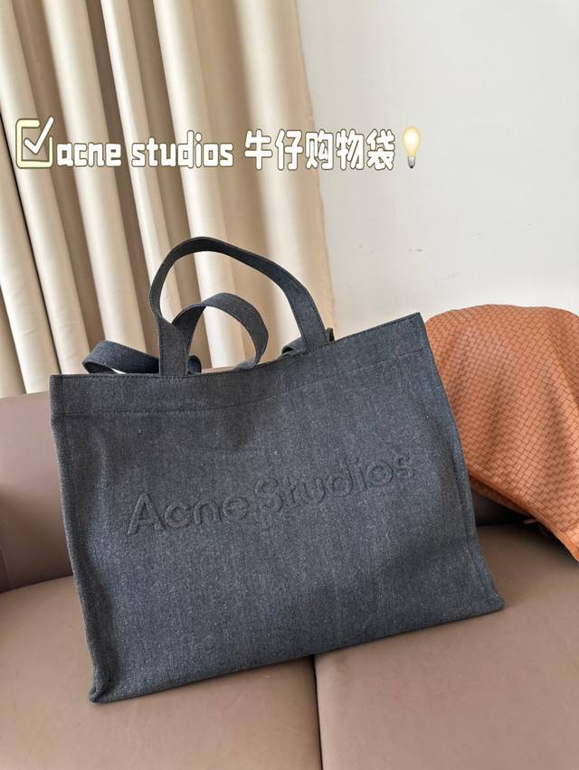 Acne Studios 牛仔购物袋 登酷意即刻上 眼 ;大容量托特包，双面色彩渲染玩酷趣意，轻盈出行，自在切换盛夏型格。尺寸45*34