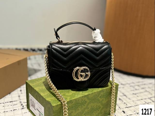 Gucci 手拎斜挎单肩包 从上一季就火遍时尚圈 Gg Marmont 今年风头依然不减 标志性的双g 1Ogo带着 Gucci文艺浪漫的故事 新出的系列增加了