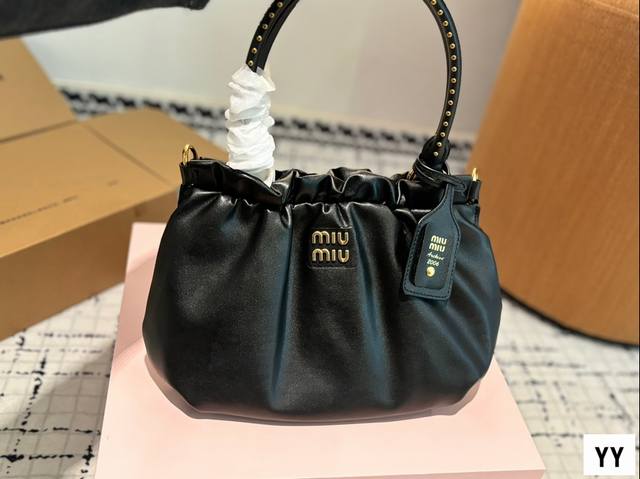 Miumiu新款托特tote . 今年的风刮的太猛了 老多爆款了 牛皮 这款的版型也太好看了吧托特包就是王道 33.22