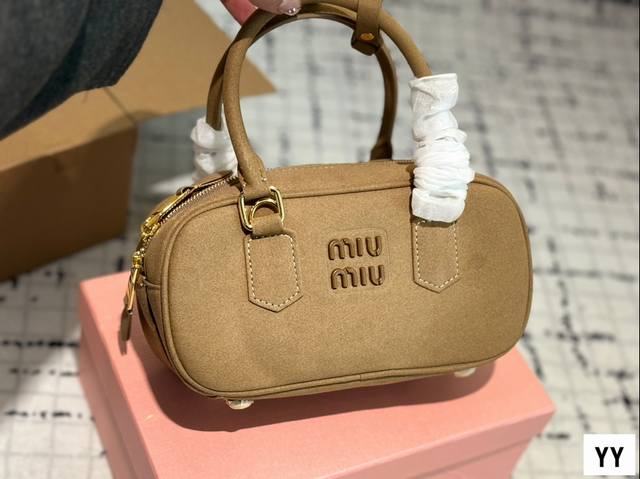 Size：22*11 Miumiu保龄球 公文包 包包甜度刚好！ 很难不爱啊啊！ 可手拎也可斜挎 绝对不是小废包哦容量足足的~~ 出场就是miumiu小公主！