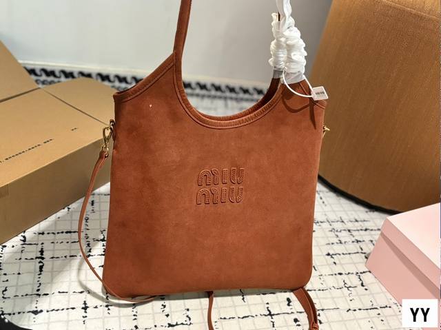 配盒 Size：35*34Cm Miumiu新款托特tote 今年的风刮的太猛了 老多爆款了！ 这款的版型也太好看了吧~ 黑色，棕色