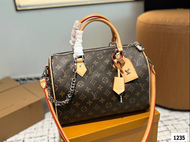 Lv X Nigo Keepall 30.枕头包 手袋是一款理想的都市手袋。 标志性的造型与经典的 Monogram 帆布，加之多种携带方式和奢华的天然牛皮饰边