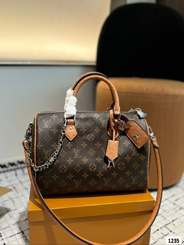 Lv X Nigo Keepall 30.枕头包 手袋是一款理想的都市手袋。 标志性的造型与经典的 Monogram 帆布，加之多种携带方式和奢华的天然牛皮饰边