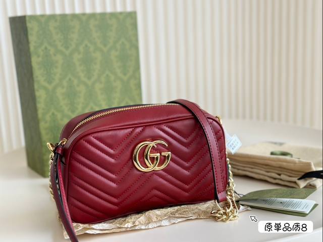 全套包装 Gucci Marmont 相机包 看了很久决定还是买经典款的 后来还是觉得mini更精致一些 容量也够 不得不夸一下mini这个容量气垫粉饼口红纸巾