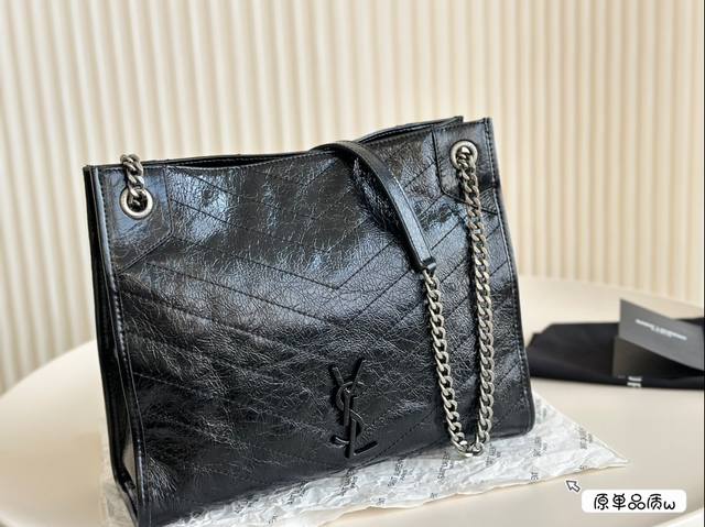 牛皮 Tote通勤包ysl Niki 这只ysl Niki Shopping Bag有中号 完美的可以装下包口有吸铁石封口，地铁_上也相对安全。我觉得对大部分女