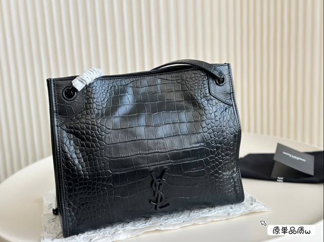 牛皮 Tote通勤包ysl Niki 这只ysl Niki Shopping Bag有中号 完美的可以装下包口有吸铁石封口，地铁_上也相对安全。我觉得对大部分女