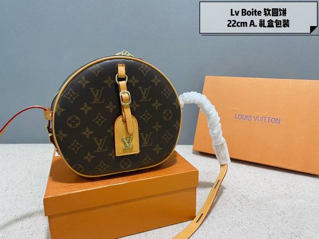 礼盒包装 软圆饼包 Lv Boite Chapeau 系列 经典精巧 Lv 圆饼包经典的路易*威登帽盒摇身变为此款风格可爱的随身小袋。小巧而实用 双版本设计：经