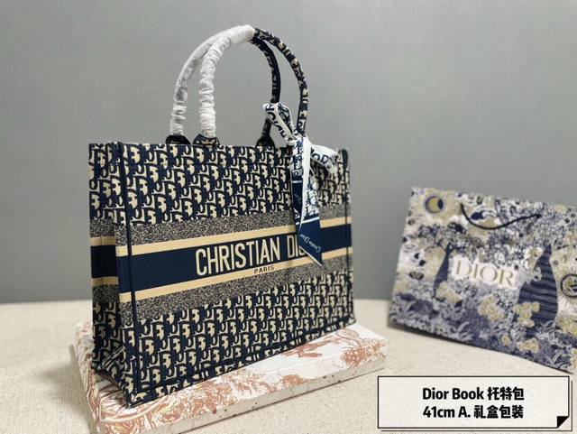 礼盒包装配送丝巾 Dior Book Tote今年最喜欢的一款购物袋 Tote我用的次数最多的包，因为容量超级大，不管什么东西都向里面放，当然凹造型也是必须有的