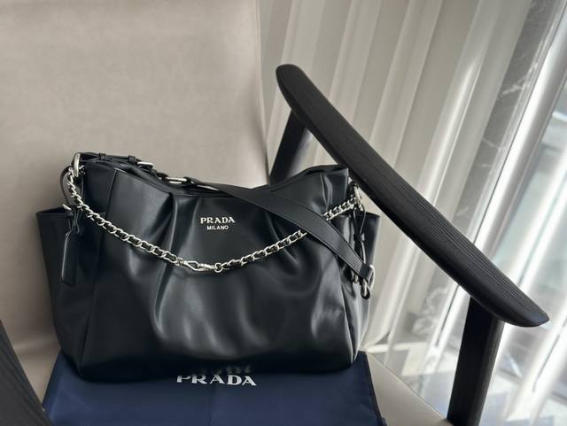 Size：34*26Cmcm Prada 经典购物袋！ 够大够方便！ 作为prada购物袋入门级手袋，它的的确确是一直实用且耐用的款， 轻便舒适又实用！