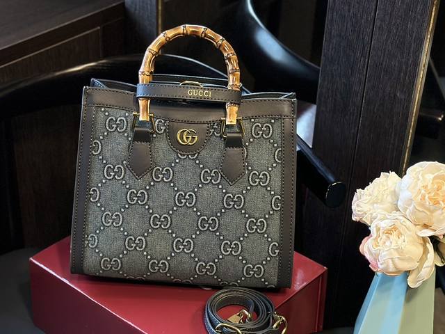 牛仔 折叠礼盒 Size：27Cm Gucci Diana 竹节手袋 赶紧捂好钱包哦！ 方正廓形！精简百搭！ 竹节搭配带扣！经典又个性m！！