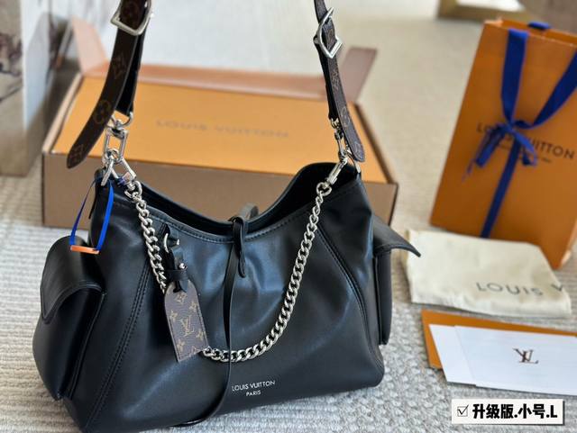 牛皮 Carryalldark 中号手袋 本款 Carrvall Dark 中号手袋以柔软羊皮革塑造时尚慵懒 廓形为 2024 春夏秀场造型增添瞩目姿彩抛光金属