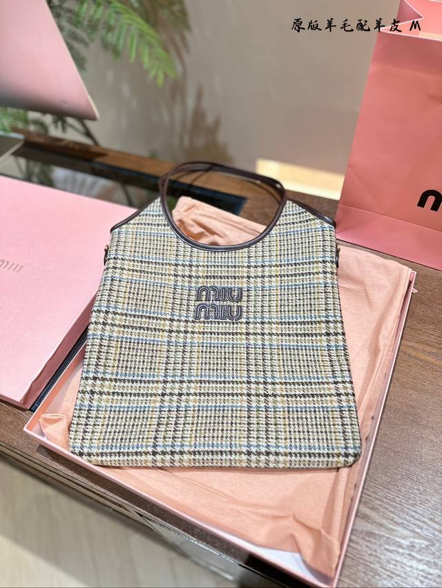 原版 Miumiu新款格子托特包 Size: 35*32Cm Miumiu新款托特tote 今年的风刮的太猛了 老多爆款了 这款的版型也太好看了吧~ 格子超洋气