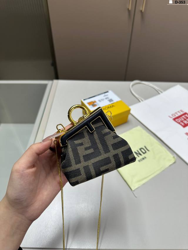 芬迪fendi First Nano夹子包零钱包 拉扣设计更像一件精致的珠宝配饰 自带链条可斜挎肩背，凹造型神器！ D-353尺寸9.5.9配盒