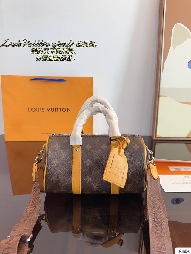 Lv X Nigo Keepall25.枕头包 手袋是一款理想的都市手袋。 标志性的造型与经典的 Monogram 帆布，加之多种携带方式和奢华的天然牛皮饰边为